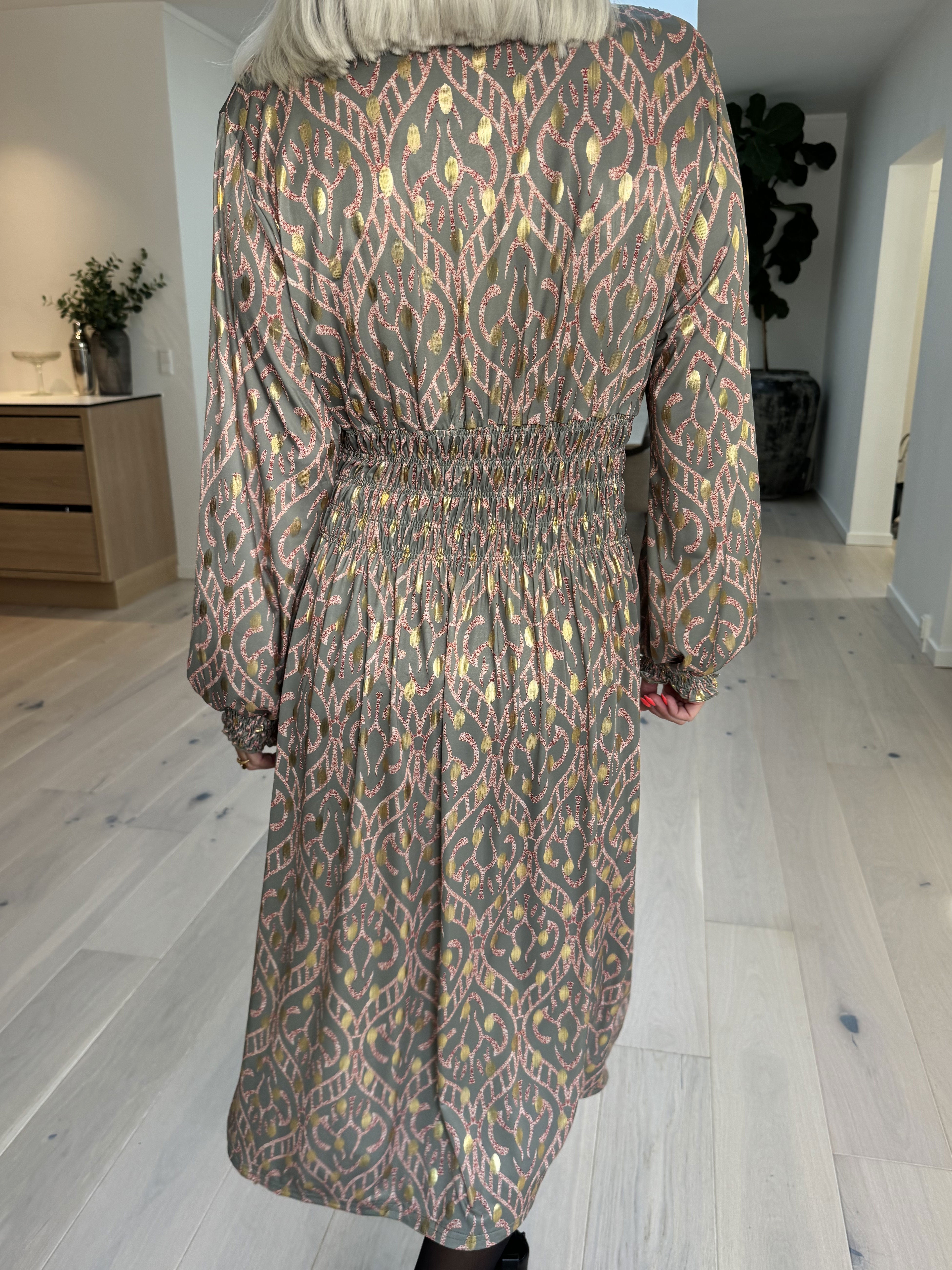 Pams Boho Midi L/S - Elastisk klänning i skrynkelfritt tyg